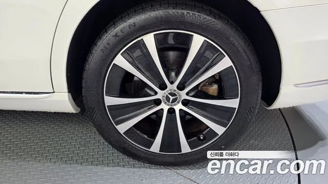 Mercedes-Benz E-Class 2019 thumb 6