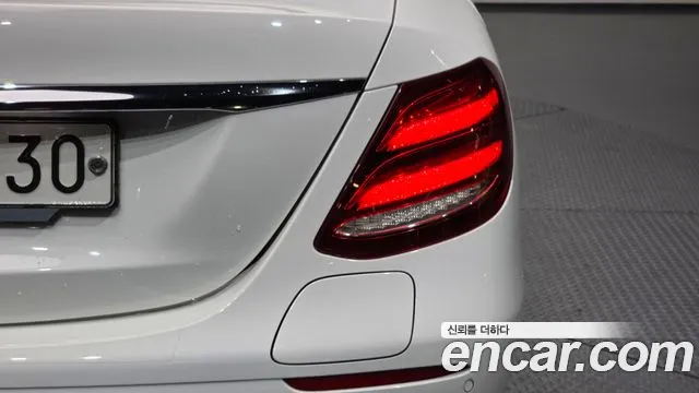 Mercedes-Benz E-Class 2019 thumb 10