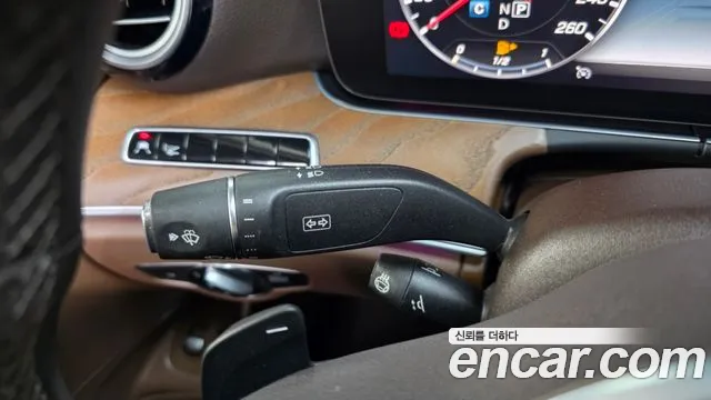 Mercedes-Benz E-Class 2019 thumb 12