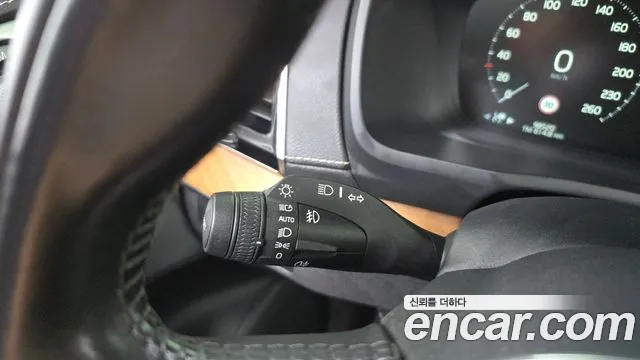Volvo XC90 2017 thumb 2