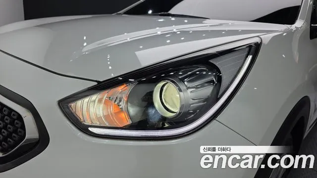 Kia Niro 2017 thumb 10