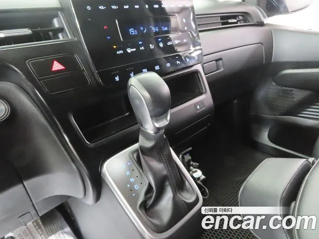 Hyundai Staria 2024 thumb 2
