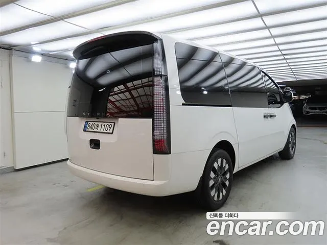 Hyundai Staria 2023 thumb 10
