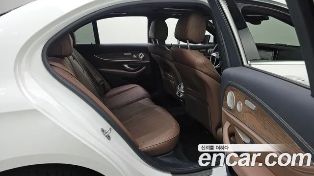 Mercedes-Benz E-Class 2023 thumb 12