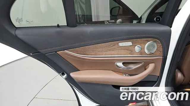 Mercedes-Benz E-Class 2023 thumb 11
