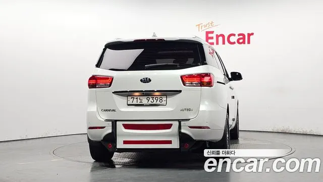 Kia Carnival 2017 thumb 4