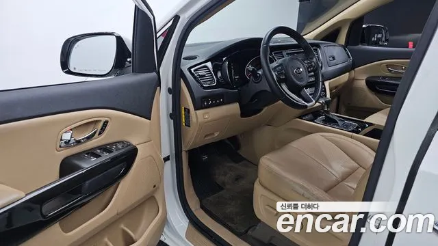 Kia Carnival 2017 thumb 6
