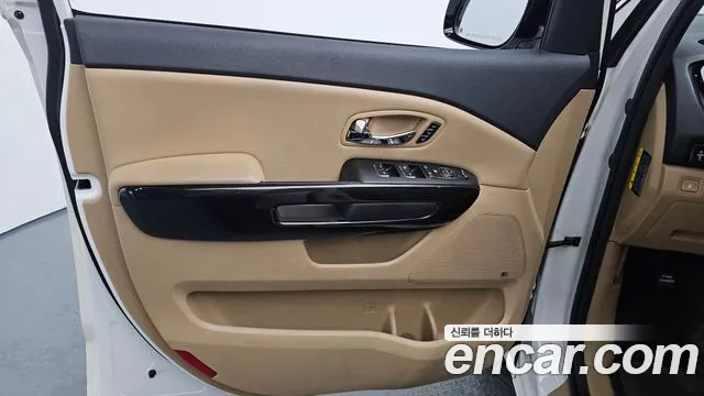 Kia Carnival 2017 thumb 10