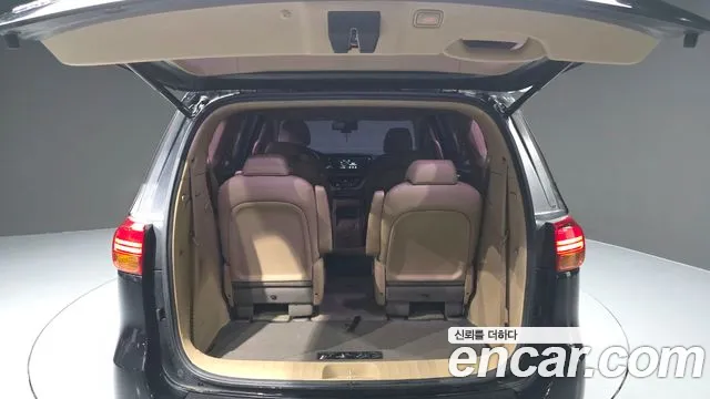 Kia Carnival 2017 thumb 10