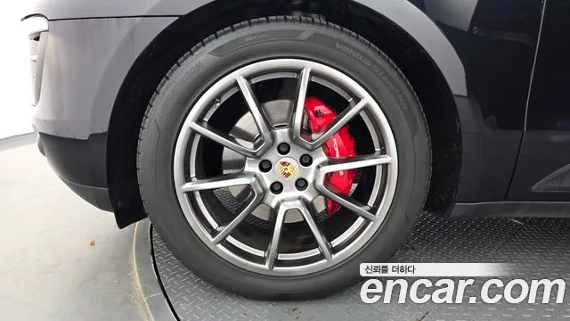 Porsche Macan 2016 thumb 3