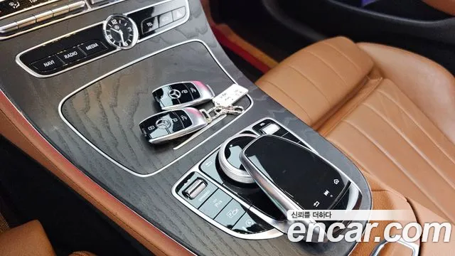 Mercedes-Benz E-Class 2020 thumb 10