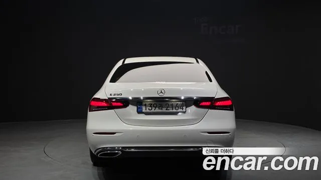 Mercedes-Benz E-Class 2022 thumb 3