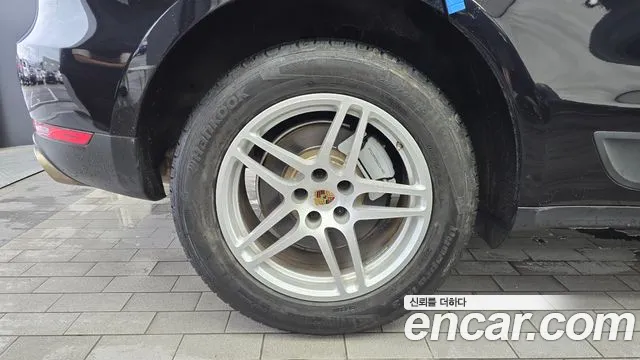 Porsche Macan 2015 thumb 3