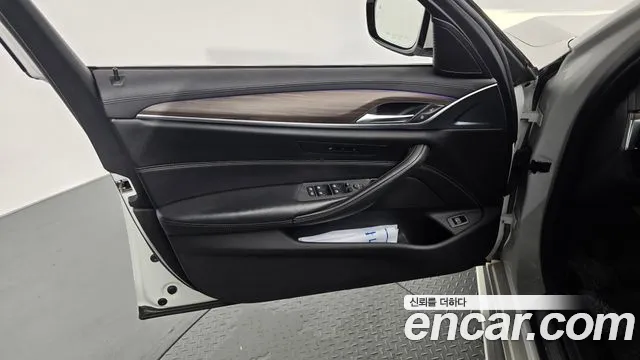 BMW 5 серии 2017 thumb 9