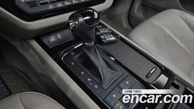 Kia Carnival 2016 thumb 10
