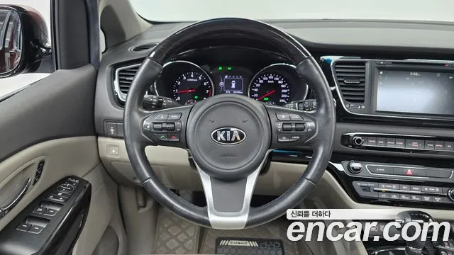 Kia Carnival 2016 thumb 11