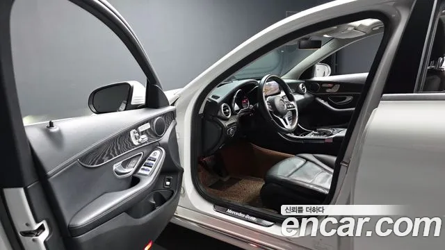 Mercedes-Benz C-Class 2019 thumb 10