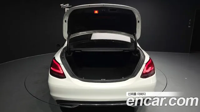 Mercedes-Benz C-Class 2019 thumb 2