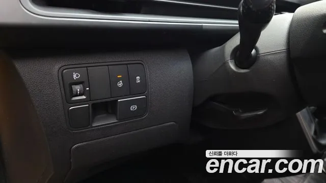 Hyundai Staria 2024 thumb 2