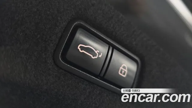 Genesis G90 2017 thumb 4