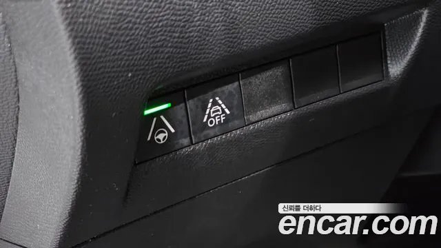 Peugeot e-2008 2023 thumb 11