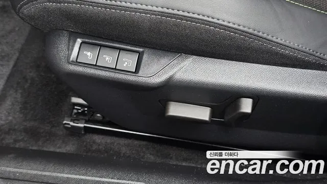 Peugeot e-2008 2023 thumb 2