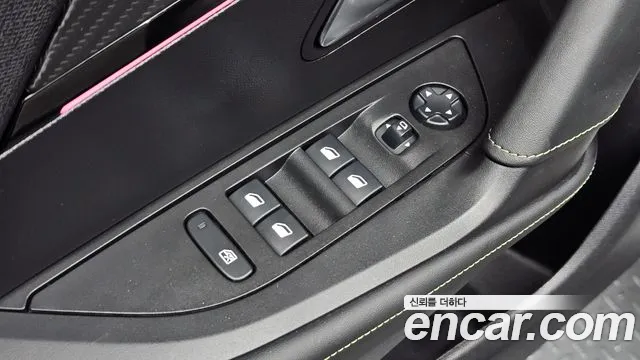 Peugeot e-2008 2023 thumb 4