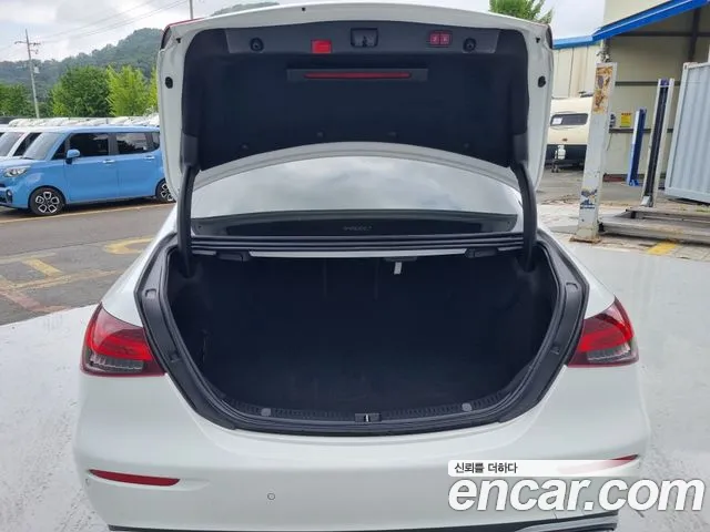 Mercedes-Benz E-Class 2021 thumb 12