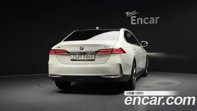 BMW 5 серии 2023 thumb 11
