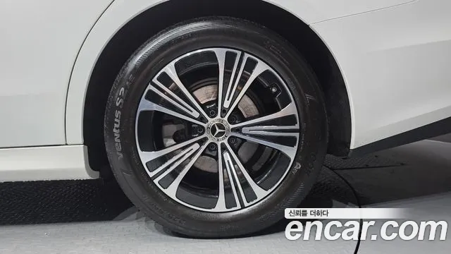 Mercedes-Benz E-Class 2024 thumb 7
