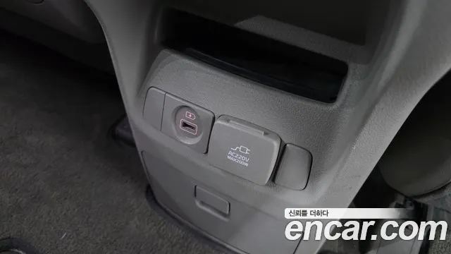Kia Carnival 2017 thumb 10