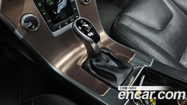 Volvo XC60 2017 thumb 3