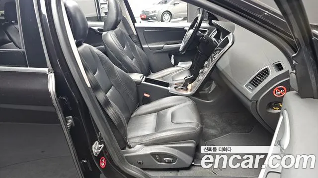 Volvo XC60 2017 thumb 12