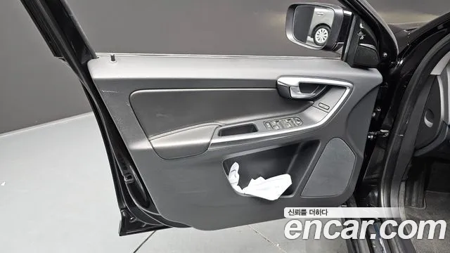 Volvo XC60 2017 thumb 9