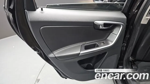 Volvo XC60 2017 thumb 7