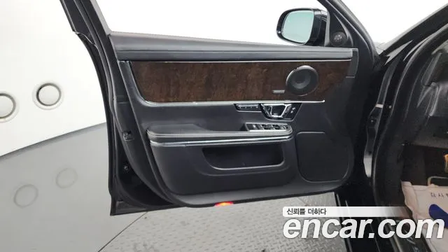 Jaguar XJ 2019 thumb 4