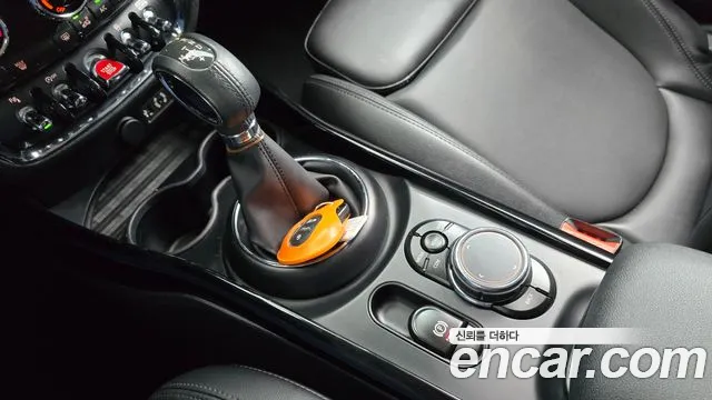 Mini Cooper Clubman 2018 thumb 12