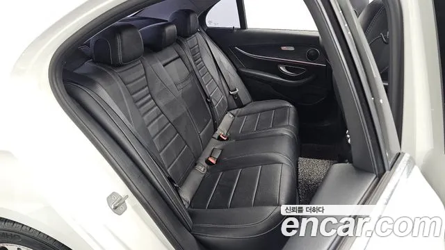 Mercedes-Benz E-Class 2016 thumb 7