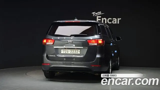 Kia Carnival 2015 thumb 11