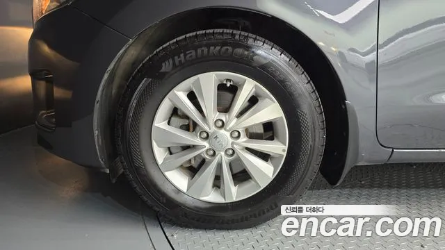 Kia Carnival 2015 thumb 12