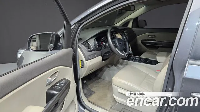 Kia Carnival 2015 thumb 8