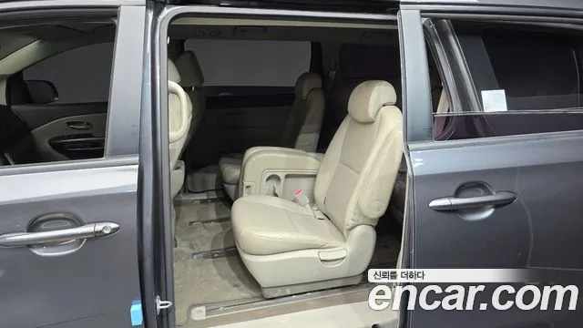 Kia Carnival 2015 thumb 10