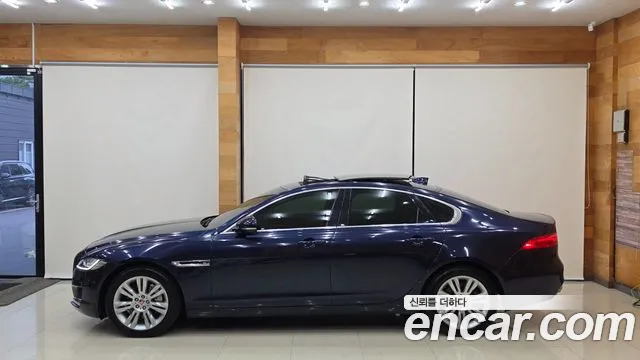 Jaguar XF 2017 thumb 12