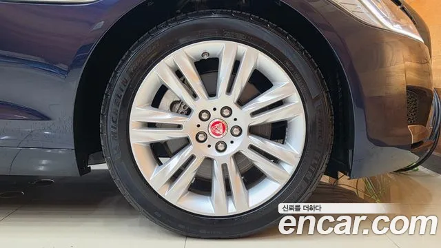 Jaguar XF 2017 thumb 6