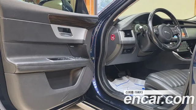 Jaguar XF 2017 thumb 9