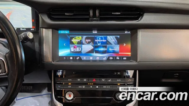Jaguar XF 2017 thumb 11