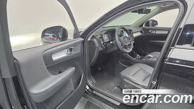 Volvo XC40 2019 thumb 2