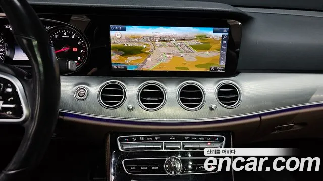 Mercedes-Benz E-Class 2019 thumb 9