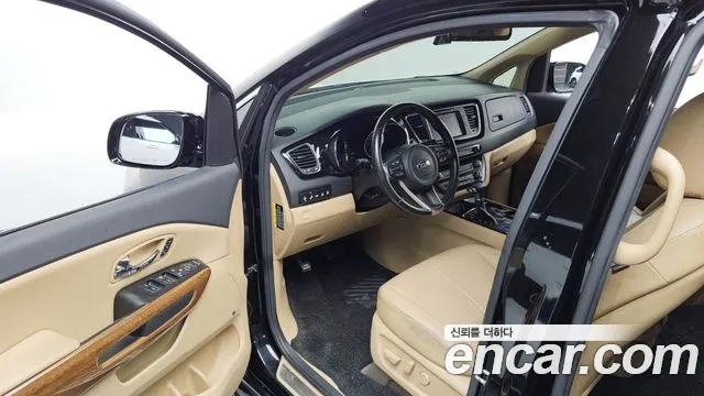 Kia Carnival 2017 thumb 2