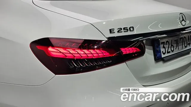 Mercedes-Benz E-Class 2023 thumb 8
